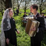 Zwei Jahre später, 1947, kehrt Ida Eckhoffs Sohn Karl aus russischer Gefangenschaft heim - körperlich und seelisch verwundet. Gegen den Willen der Hausherrin kommt es zur Hochzeit von Hildegard von Kamcke (Birte Schnöink, l.) und Karl Eckhoff.   Szenen wie diese liefern dem Fernsehzuschauer idyllische Bilder des Alten Landes, jener südlich der Elbe gelegenen Obstregion nahe Hamburgs.