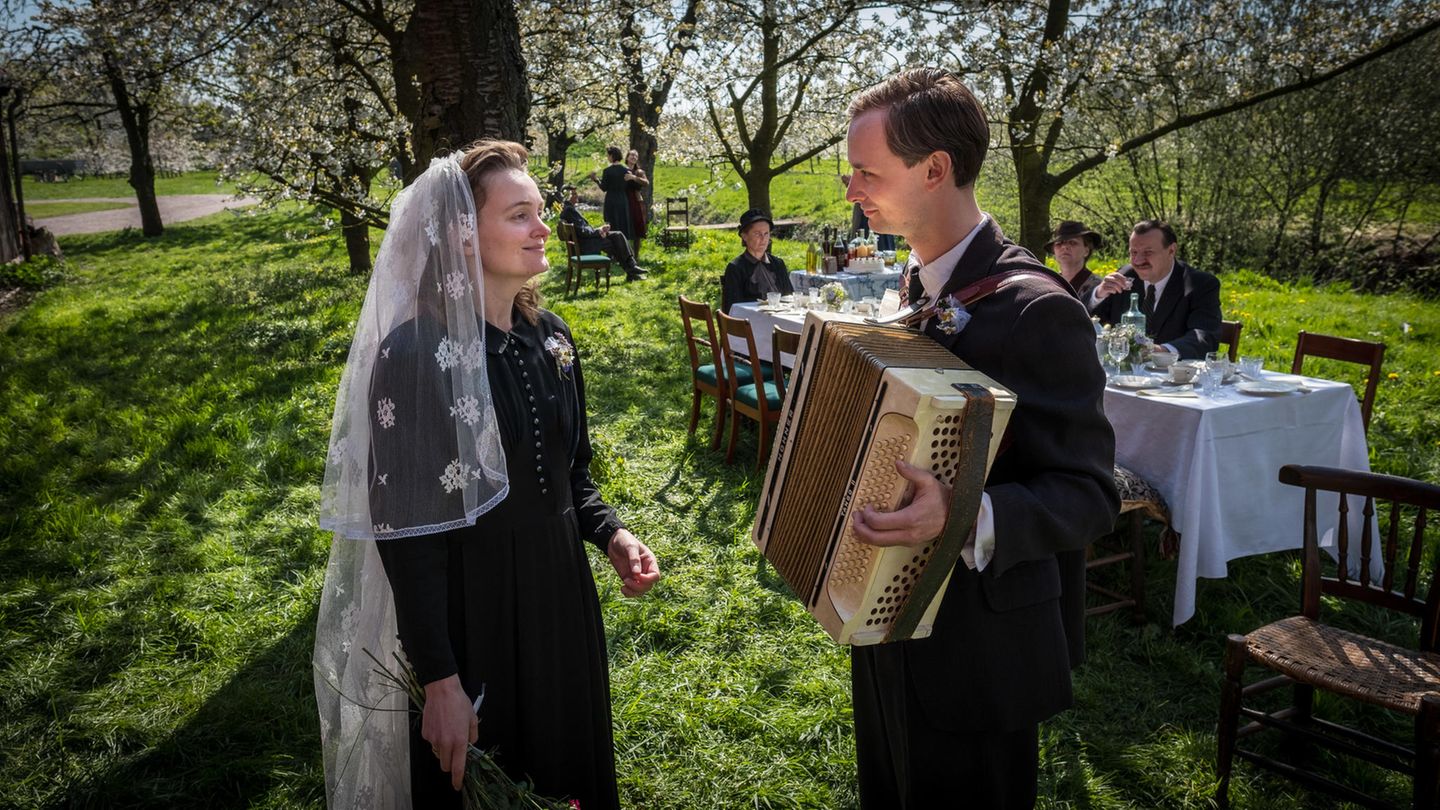TV-Zweiteiler: Zwei Jahre später, 1947, kehrt Ida Eckhoffs Sohn Karl aus russischer Gefangenschaft heim - körperlich und seelisch verwundet. Gegen den Willen der Hausherrin kommt es zur Hochzeit von Hildegard von Kamcke (Birte Schnöink, l.) und Karl Eckhoff. Szenen wie diese liefern dem Fernsehzuschauer idyllische Bilder des Alten Landes, jener südlich der Elbe gelegenen Obstregion nahe Hamburgs. Zwei Jahre später, 1947, kehrt Ida Eckhoffs Sohn Karl aus russischer Gefangenschaft heim - körperlich und seelisch verwundet. Gegen den Willen der Hausherrin kommt es zur Hochzeit von Hildegard von Kamcke (Birte Schnöink, l.) und Karl Eckhoff. Szenen wie diese liefern dem Fernsehzuschauer idyllische Bilder des Alten Landes, jener südlich der Elbe gelegenen Obstregion nahe Hamburgs.