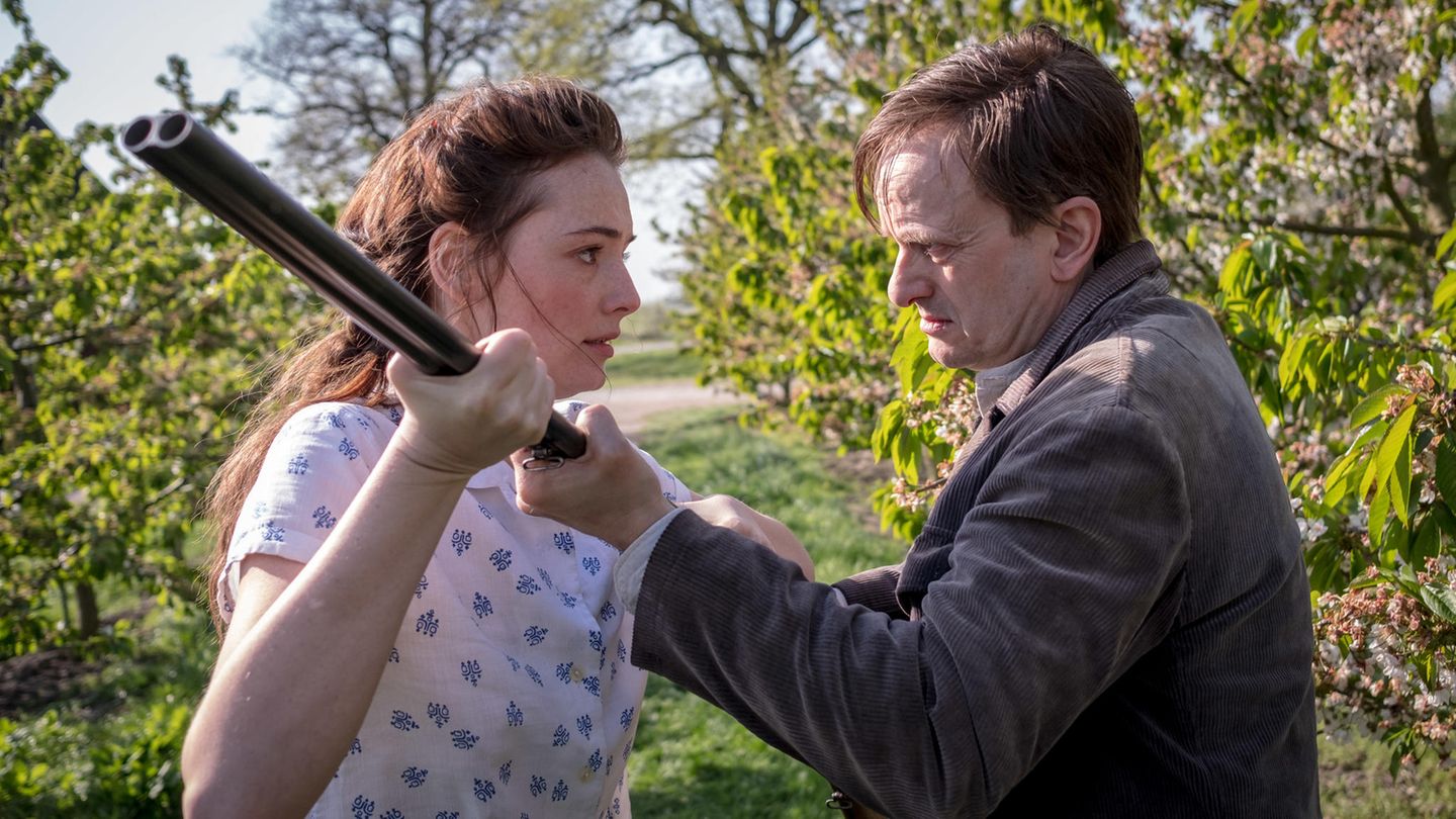 Die Ehe ist jedoch nicht von Dauer. Die hochnäsige Hildegard von Kamcke lässt ihre Tochter und ihren Ehemann für einen besser situierten Mann sitzen, mit dem die ostpreußische Adelige ein Leben führen kann, das ihr standesgemäß erscheint. Vera (Maria Ehrich) bleibt mit ihrem lebensmüden Stiefvater Karl Eckhoff (Milan Peschel) zurück, der schwer unter seinen Kriegserlebnissen und der gescheiterten Ehe leidet.