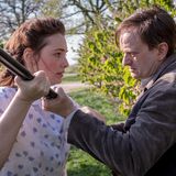 Die Ehe ist jedoch nicht von Dauer. Die hochnäsige Hildegard von Kamcke lässt ihre Tochter und ihren Ehemann für einen besser situierten Mann sitzen, mit dem die ostpreußische Adelige ein Leben führen kann, das ihr standesgemäß erscheint. Vera (Maria Ehrich) bleibt mit ihrem lebensmüden Stiefvater Karl Eckhoff (Milan Peschel) zurück, der schwer unter seinen Kriegserlebnissen und der gescheiterten Ehe leidet.