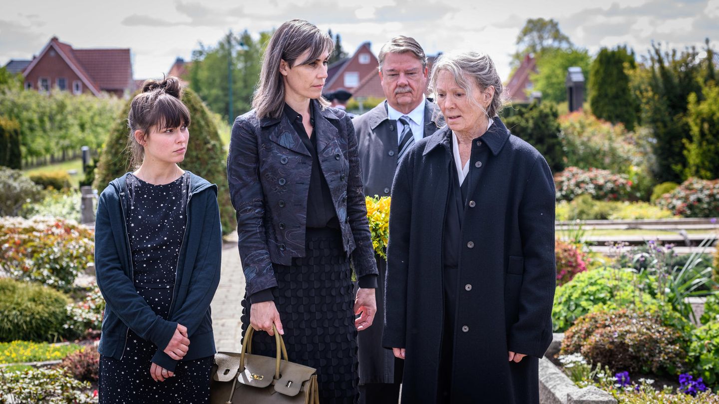 Ein zweiter Handlungsstrang erzählt die Geschichte von Marlene von Kamcke (Nina Kunzendorf) und ihrer Tochter Anne (Svenja Liesau, l.). Marlene ist die zweite Tochter Hildegard von Kamckes und damit Veras Halbschwester. Auf der Beerdigung Karls treffen die drei nach langer Zeit wieder zusammen.