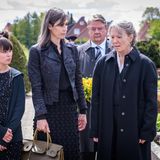 Ein zweiter Handlungsstrang erzählt die Geschichte von Marlene von Kamcke (Nina Kunzendorf) und ihrer Tochter Anne (Svenja Liesau, l.). Marlene ist die zweite Tochter Hildegard von Kamckes und damit Veras Halbschwester. Auf der Beerdigung Karls treffen die drei nach langer Zeit wieder zusammen.