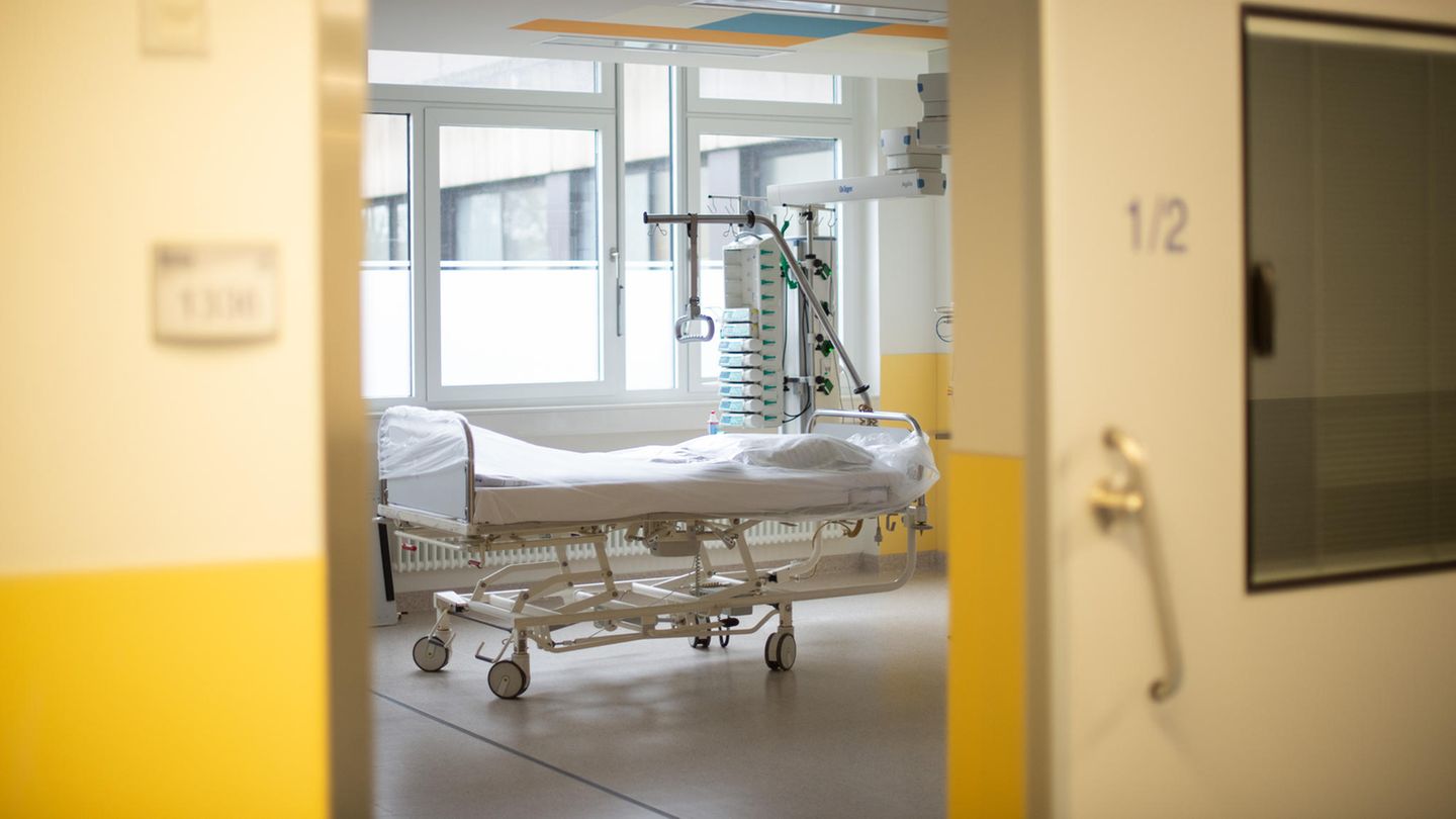 Ein leeres Bett steht in einem Zimmer in einem Krankenhaus (Archivfoto)