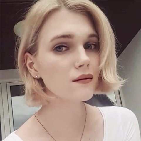 Links ist GNTM-Model Lucy Hellenbrecht in weißem Top und mit schulterlangen Haaren zu sehen. Rechts liegt sie im Krankenbett