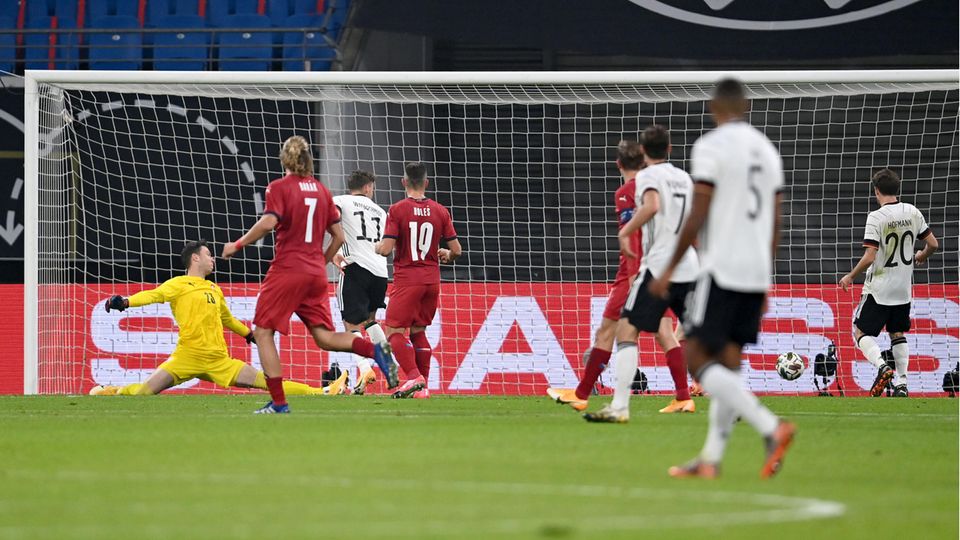 Luca Waldschmidt von Deutschland erzielt das Tor zum 1:0 gegen Tschechien