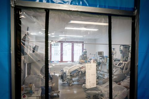 Corona-Patient liegt im künstlichen Koma und wird beatmet.