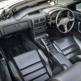 Gerippte Leder-Sportsitze und viel Hartplastik - der Charme der frühen 1990er Jahre