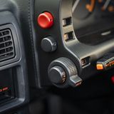 Die Drehknöpfe für die Lichtklappen, Scheinwerfer und Warnblinkanlagen erinnern an den Justierungsmechanismus für ein Visier