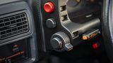 Die Drehknöpfe für die Lichtklappen, Scheinwerfer und Warnblinkanlagen erinnern an den Justierungsmechanismus für ein Visier