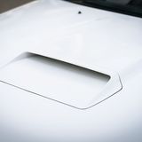 Die Hutze signalisiert auch äußerlich den luftgierigen Turbo