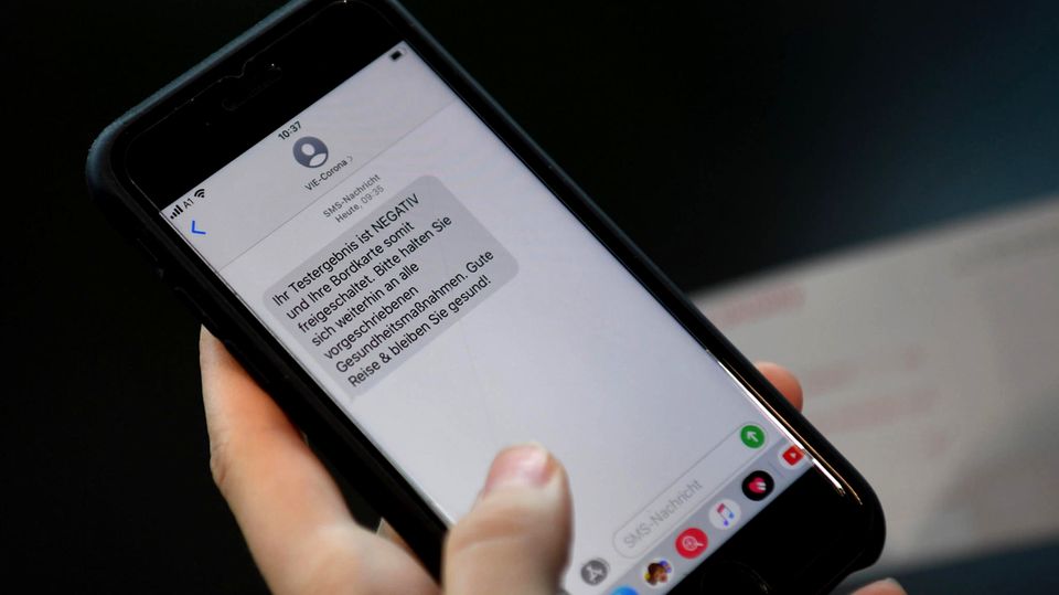 Probelauf auf zwei Flügen: Das Testergebnis sehen die Passagiere innerhalb der nächsten Stunde auf ihrem Mobiltelefon. Das Testergebnis sehen die Passagiere innerhalb der nächsten Stunde auf ihrem Mobiltelefon.