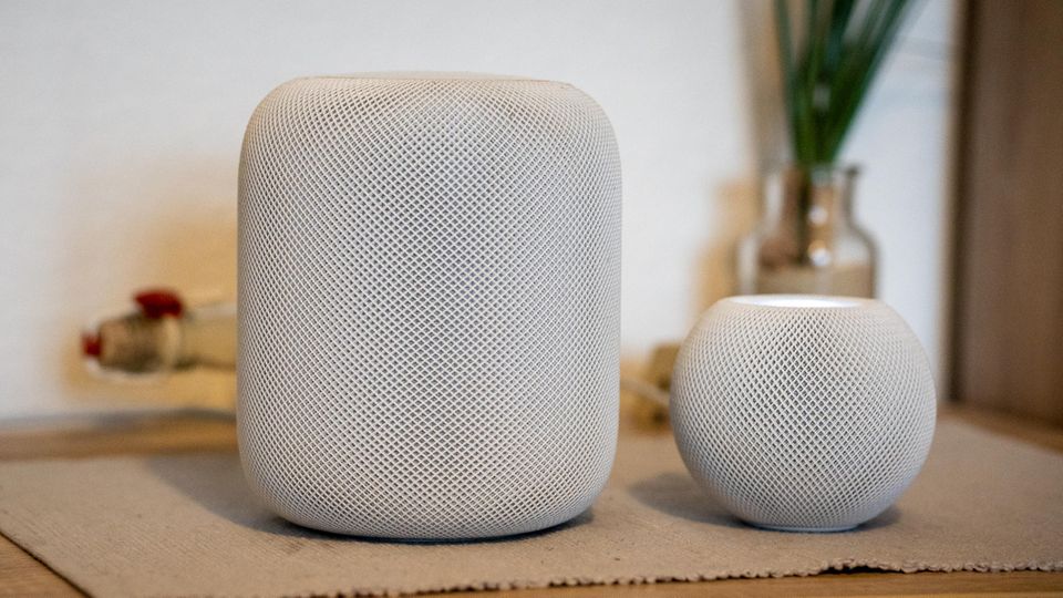 Links der große HomePod, rechts die Mini-Variante.