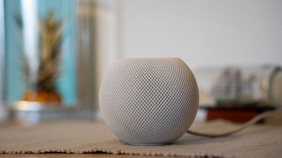 Der HomePod Mini lockt mit simpler Einrichtung, einem niedrigen Preis und hoher Privatsphäre. Allerdings könnte das System offener gestaltet sein.