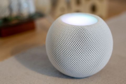 Ummantelt ist der HomePod Mini mit einem netzartigen Stoff, an der Oberseite befindet sich ein Touch-Display