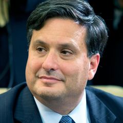 Ronald Klain hört zu, wie der damalige US-Präsident Barack Obama im Oval Office des Weißen Hauses zu den Medien spricht
