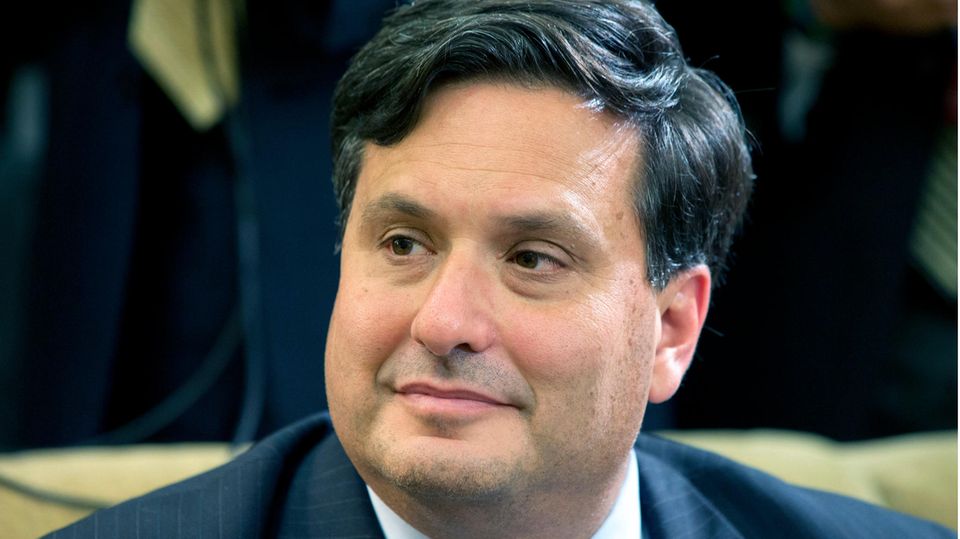 Ronald Klain hört zu, wie der damalige US-Präsident Barack Obama im Oval Office des Weißen Hauses zu den Medien spricht