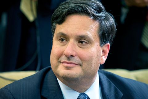 Ronald Klain hört zu, wie der damalige US-Präsident Barack Obama im Oval Office des Weißen Hauses zu den Medien spricht