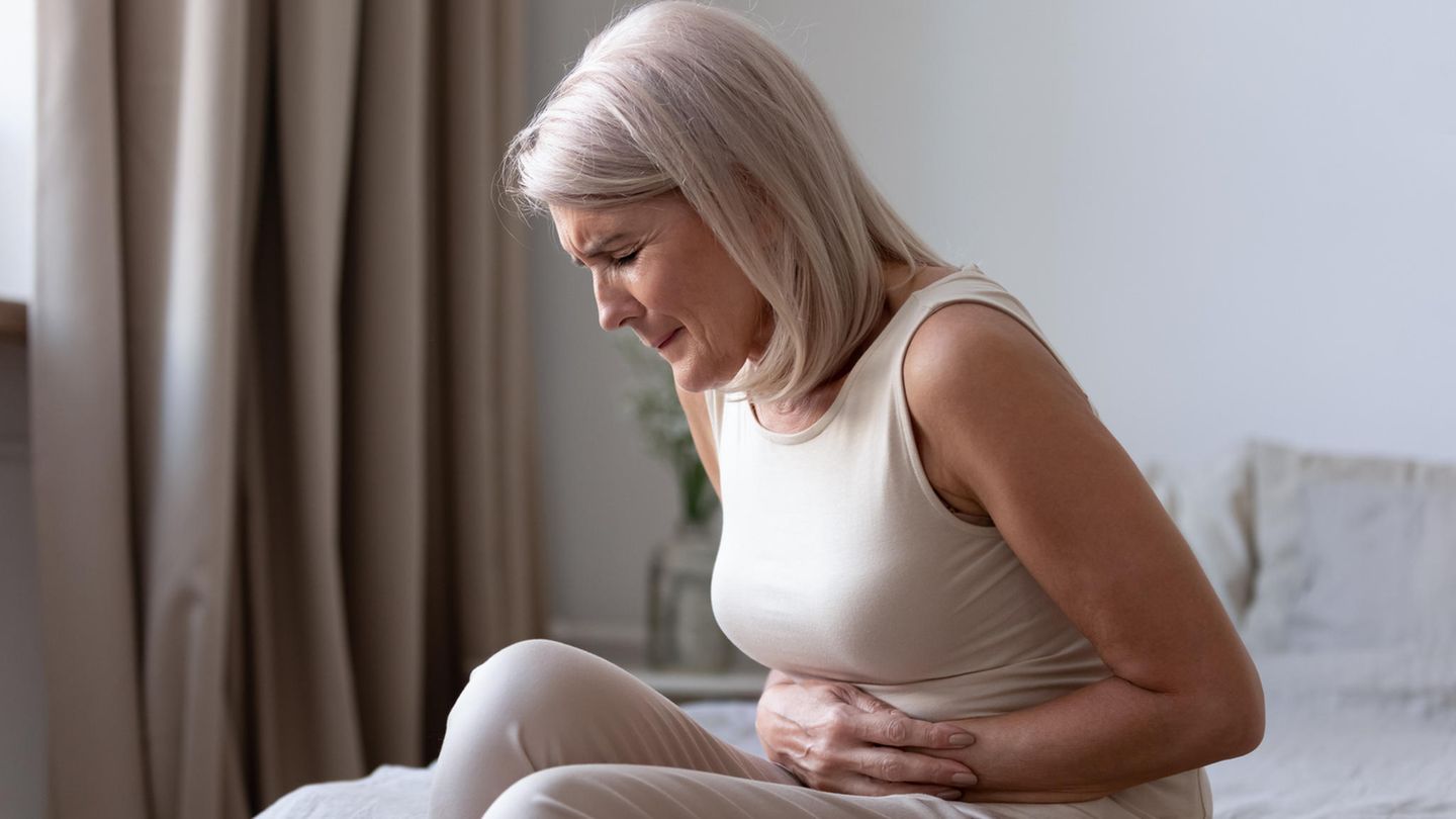 Die Diagnose: Eine Frau hat Bauchschmerzen Eine Frau hat Bauchschmerzen