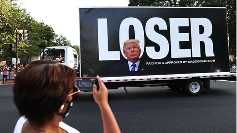 Donald Trumps Konterfei auf einem Truck mit der Aufschrift "Loser"