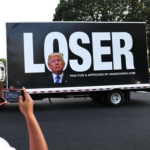 Donald Trumps Konterfei auf einem Truck mit der Aufschrift "Loser"