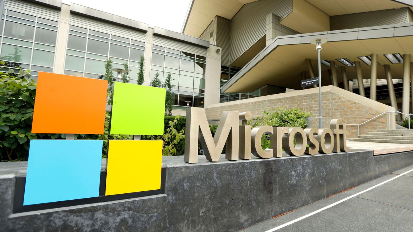 Die Beschilderung der Microsoft Corporation vor dem Microsoft Visitor Center in Redmond, Washington