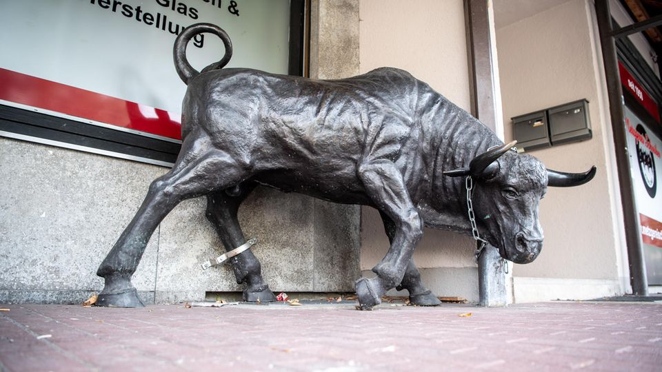 Nachrichten aus Deutschland: Stier-Skulptur fällt auf Sechsjährigen, 10.000 Euro Schmerzensgeld Nachrichten aus Deutschland: Bronze-Skulptur vor einer Metzgerei in Krailing