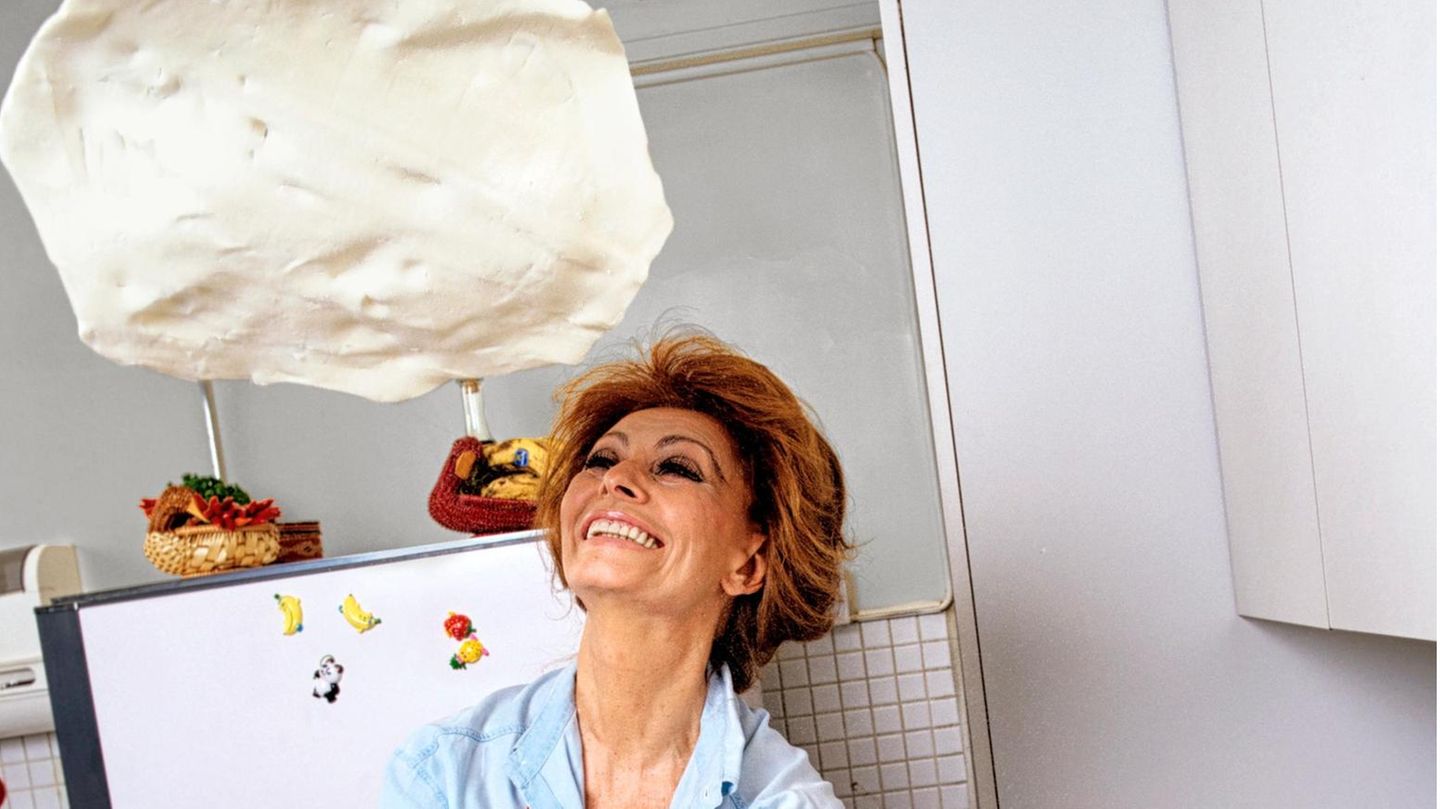 Mandatory Credit: Photo by Geoff Wilkinson/Shutterstock (312293i)Actress Sophia Loren in her kitchen in Geneva, SwitzerlandSOPHIA LOREN Pizza und Pasta: Aus ihrer Leidenschaft für die
italienische Küche hat die große
Sophia Loren nie ein
Geheimnis gemacht