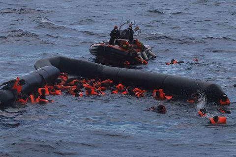Libysche Flüchtlinge werden von Mitgliedern der spanischen Hilfsorganisation Open Arms nach einem Bootsunglück gerettet