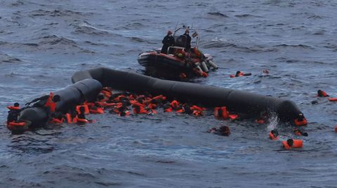Libysche Flüchtlinge werden von Mitgliedern der spanischen Hilfsorganisation Open Arms nach einem Bootsunglück gerettet