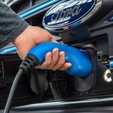 Der Ladeanschluss befindet sich vorne unterhalb des Pflaumen-Symbols