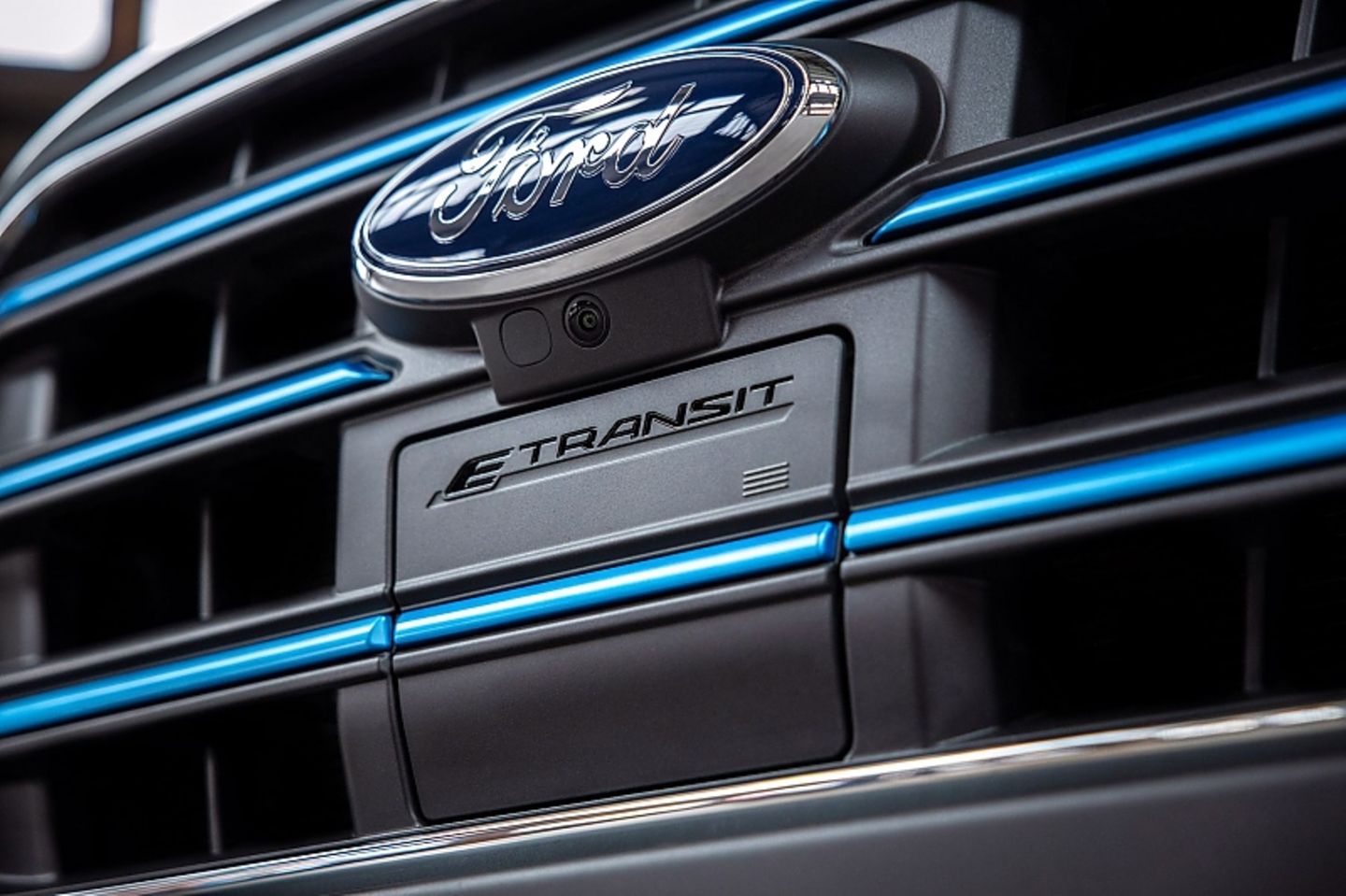 Der Ford E-Transit ist mit einem 11,3 kW Onboardlader ausgestattet