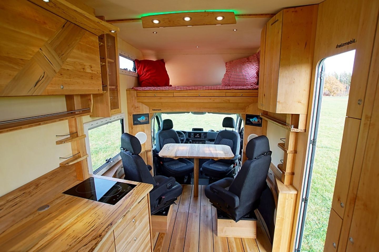 Das Holzhaus ist auch mit Hightech, wie einer Ambientebeleuchtung, einer Soundanlage oder einem 32-Zoll Flachbildschirm ausgestattet Das Holzhaus ist auch mit Hightech, wie einer Ambientebeleuchtung, einer Soundanlage oder einem 32-Zoll Flachbildschirm ausgesta