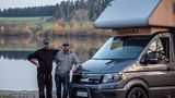 Stefan (links) und Oliver Offenburger tüftelten vier Jahre lang am Holzmobil