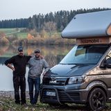 Stefan (links) und Oliver Offenburger tüftelten vier Jahre lang am Holzmobil