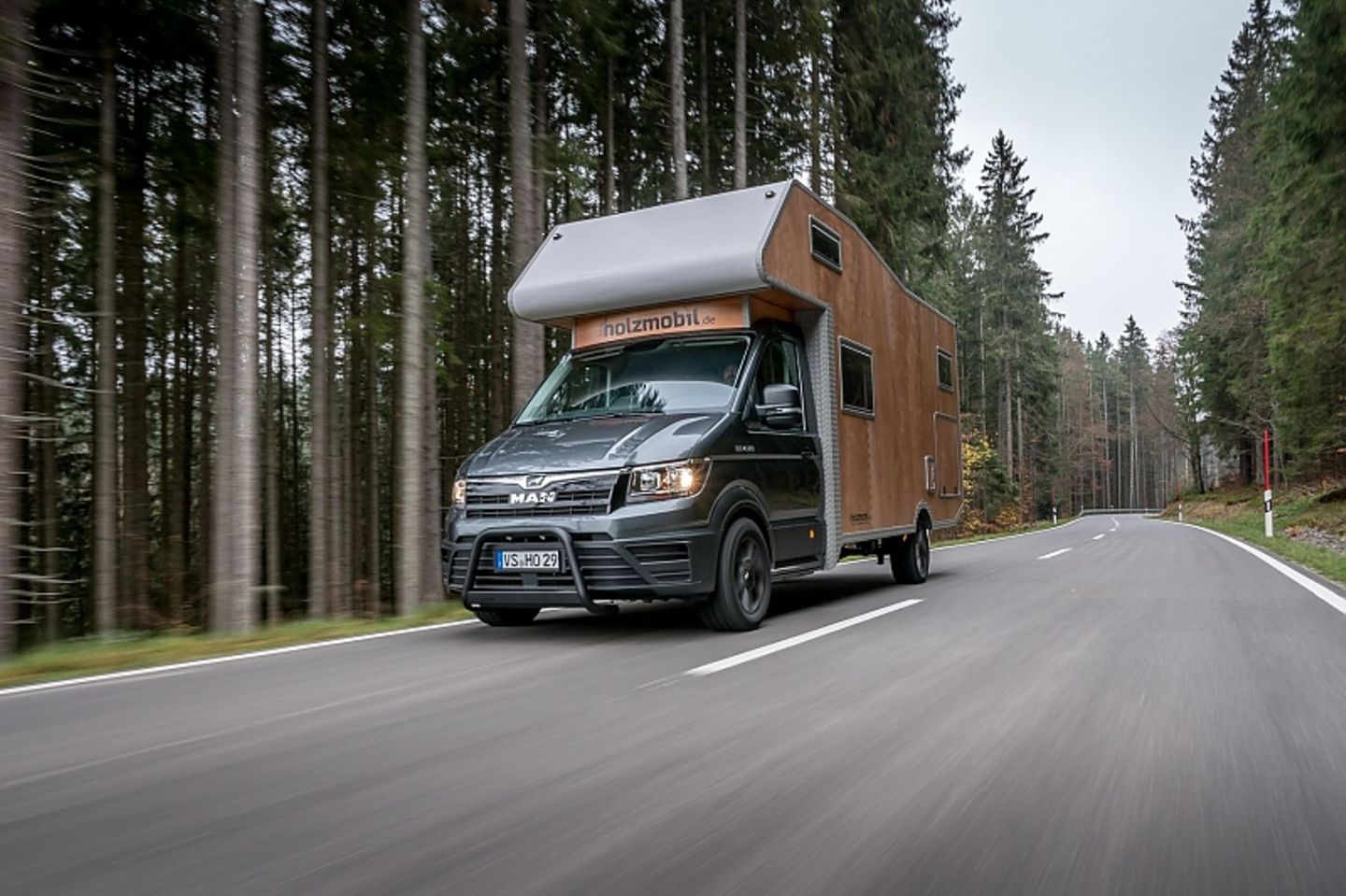 Das Holzmobil wiegt rund 3,7 Tonnen
