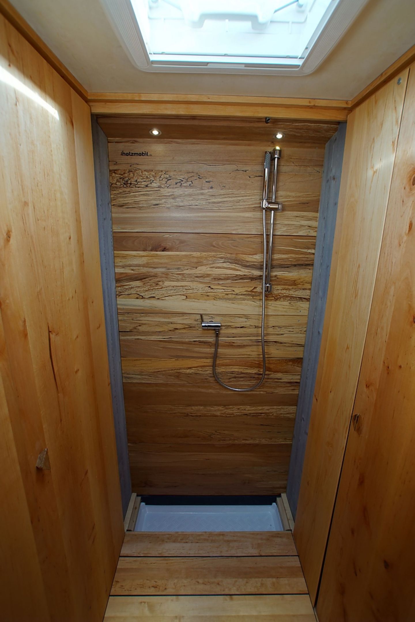 Auch eine Dusche ist vorhanden