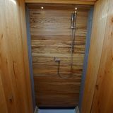 Auch eine Dusche ist vorhanden