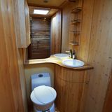 Durch ein ausgetüfteltes System fungieren die Trennwände als Türen und ermöglichen so einen großzügigen Sanitärbereich