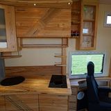 Die Möbel bestehen aus Buche, Erle und Pappel