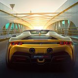 Der Achtzylinder-Biturbo befindet sich unter einer durchsichtigen Scheibe