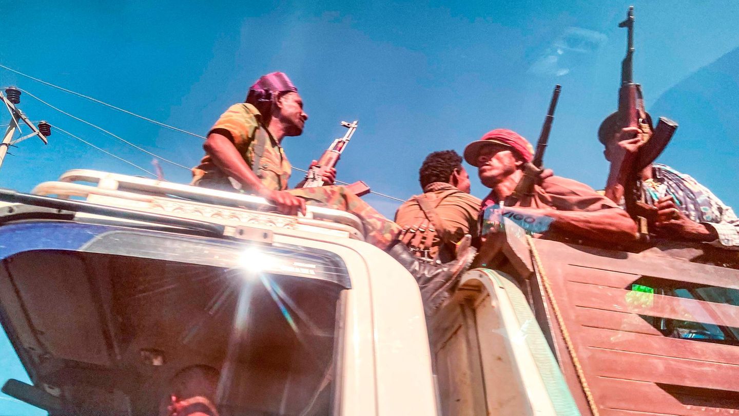 Äthiopische Amhara-Milizkämpfer ziehen am 9. November 2020 gemeinsam mit Bundes- und Regionalkräften gegen die nördliche Region Tigray in den Kampf. Dort sind nun wohl hunderte Zivilisten einem Überfall zum Opfer gefallen. 