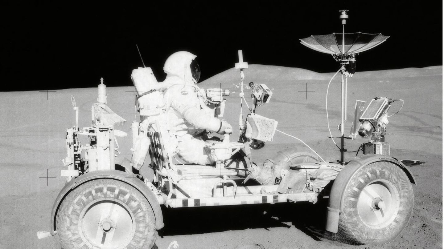 Astronaut David R. Scott im Lunar Roving Vehicle