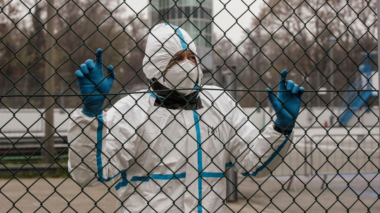 Italien, Monza: Ein medizinischer Mitarbeiter in Schutzkleidung wartet an einem Triage-Prüfstelle