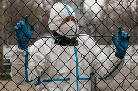 Italien, Monza: Ein medizinischer Mitarbeiter in Schutzkleidung wartet an einem Triage-Prüfstelle