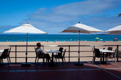 Nicht viel los: Auf der Terrasse einer Bar am Strand in Las Palmas de Gran Canaria