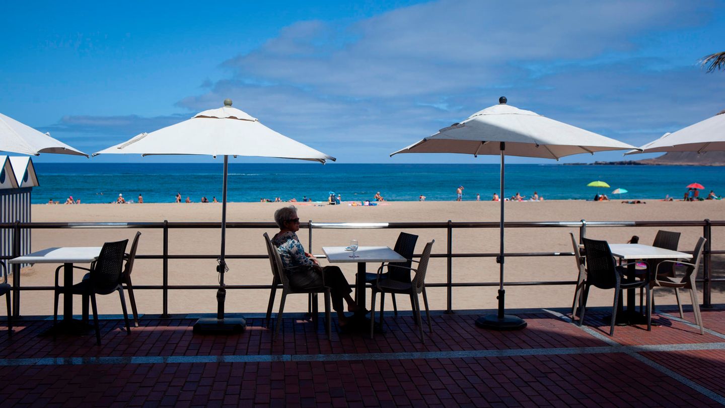 Nicht viel los: Auf der Terrasse einer Bar am Strand in Las Palmas de Gran Canaria