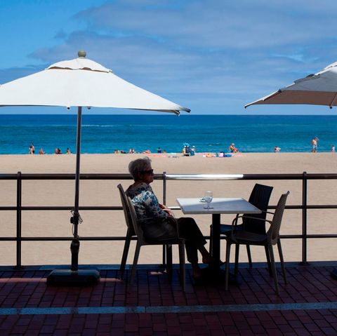 Nicht viel los: Auf der Terrasse einer Bar am Strand in Las Palmas de Gran Canaria