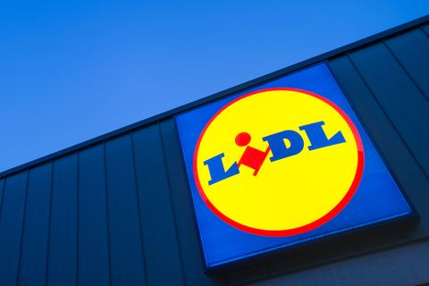 Ein Lidl-Logo auf einer blauen Wand vor dem blauen Himmel.