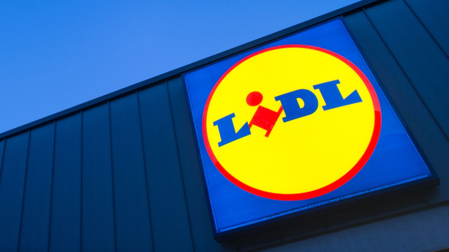 Ein Lidl-Logo auf einer blauen Wand vor dem blauen Himmel.