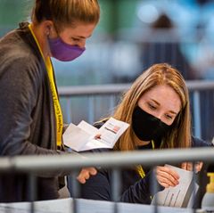 Pittsburgh: Wahlhelferinnen werten die verbliebenden Stimmzettel und Stimmzettel der Briefwahl aus